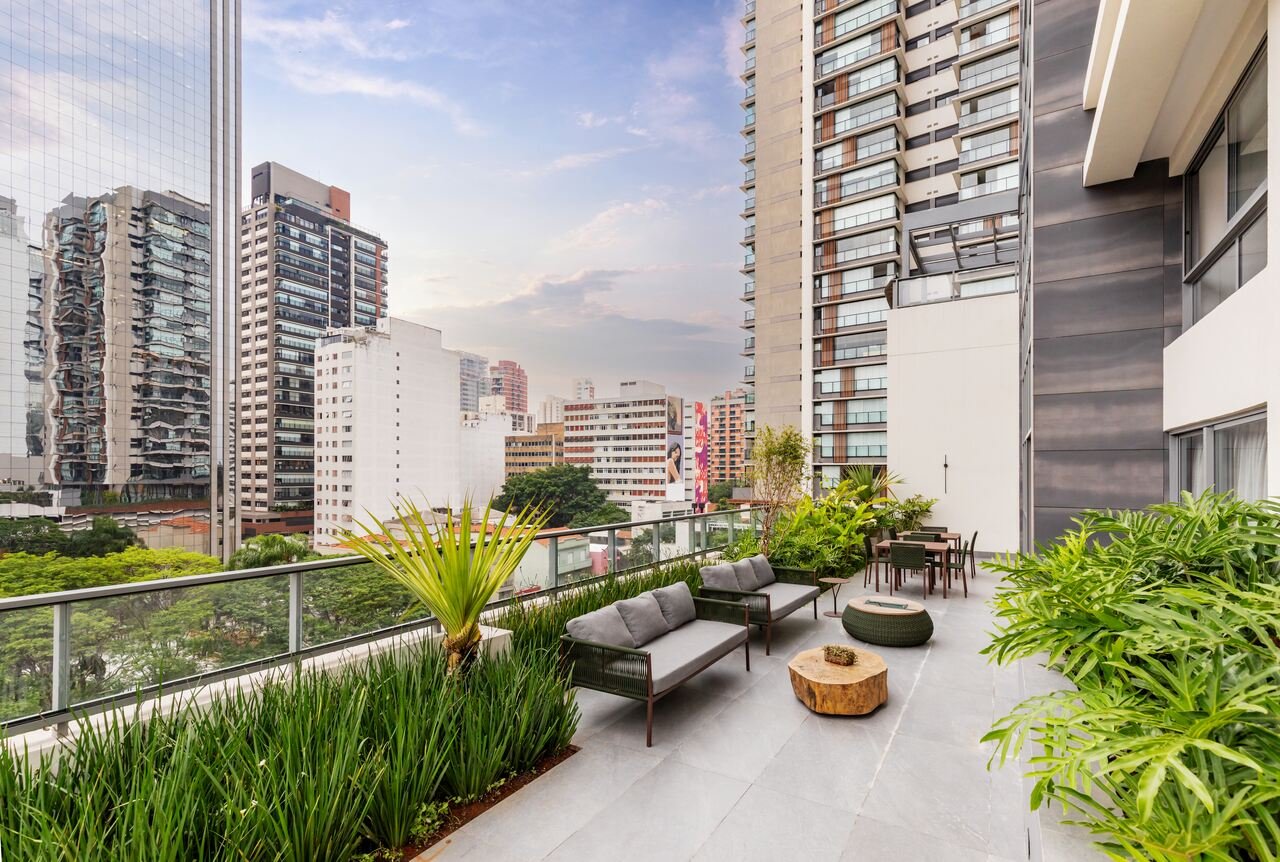 Área de lazer com plantas em Studio de alto padrão em Pinheiros, Sp