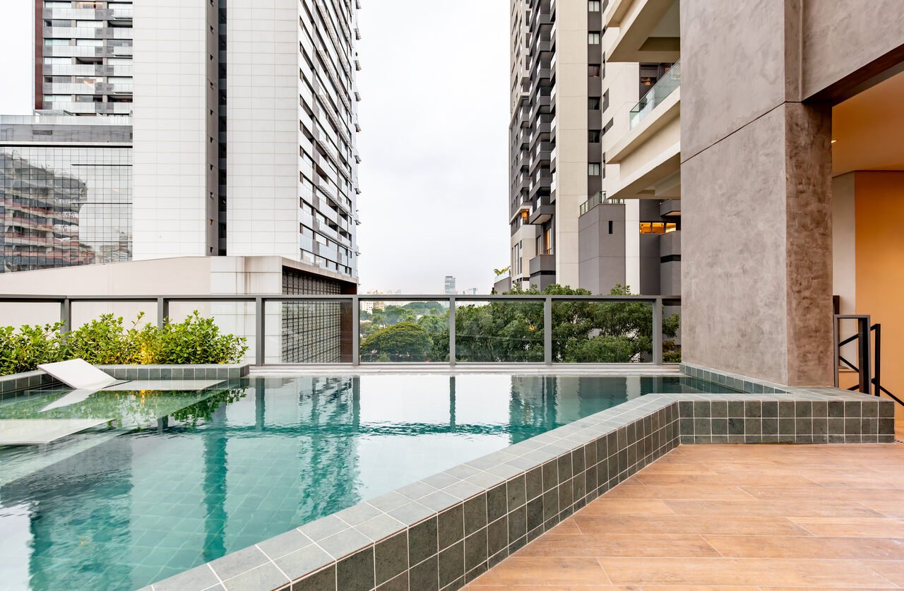 Piscina descoberta em Studio de alto padrão em Pinheiros, Sp