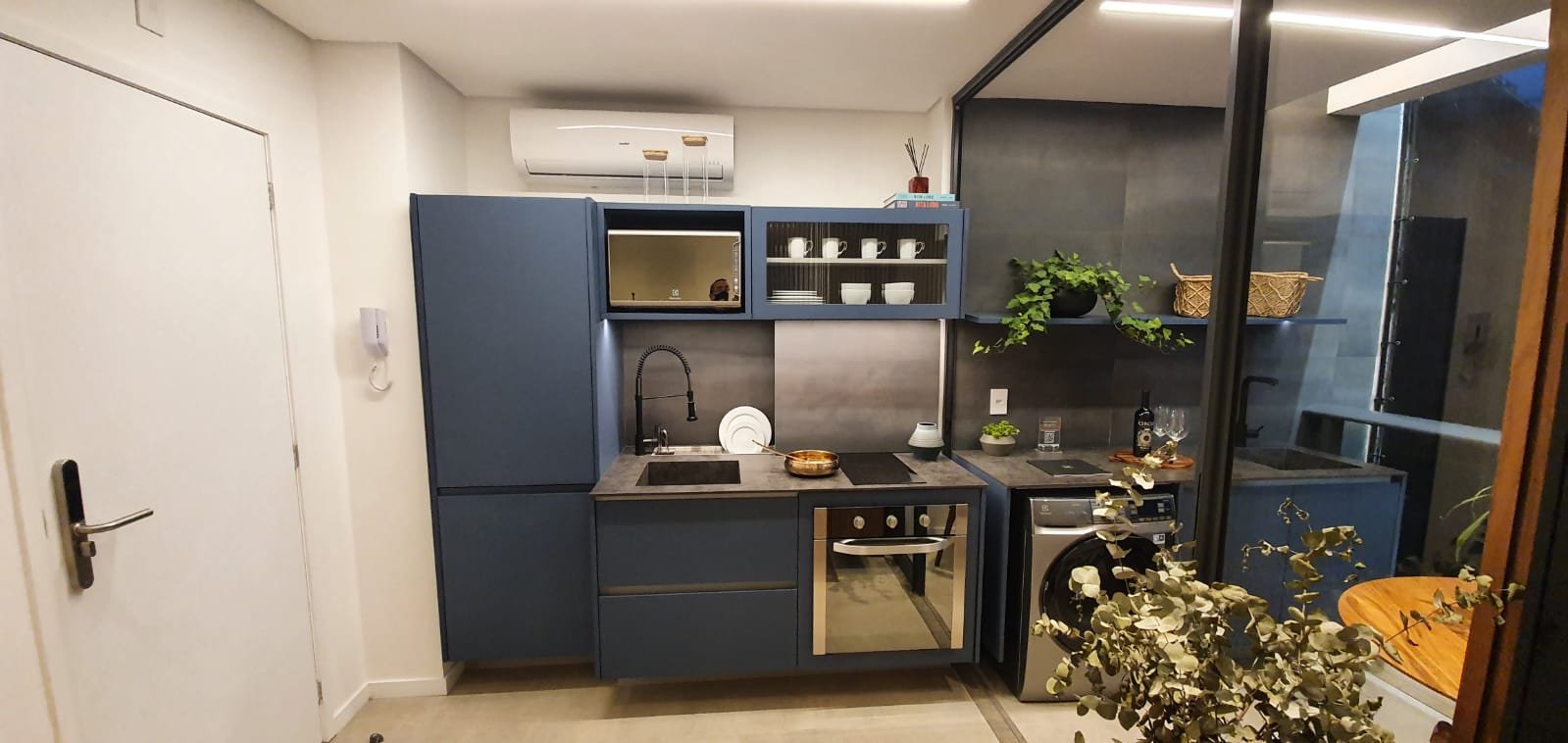 Cozinha integrada em Studio de alto padrão em Pinheiros, Sp