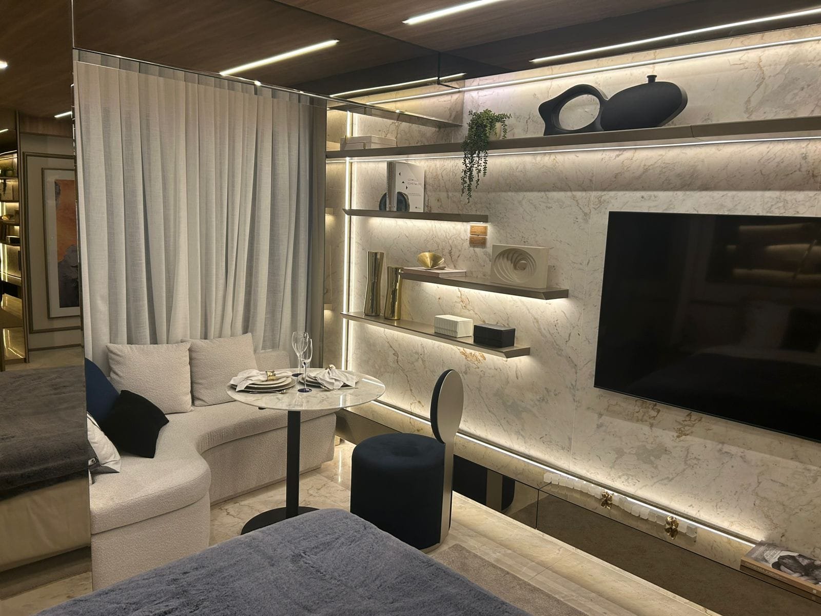 Sala mobiliada e decorada em Studio localizado na Bela Vista, São Paulo - SP