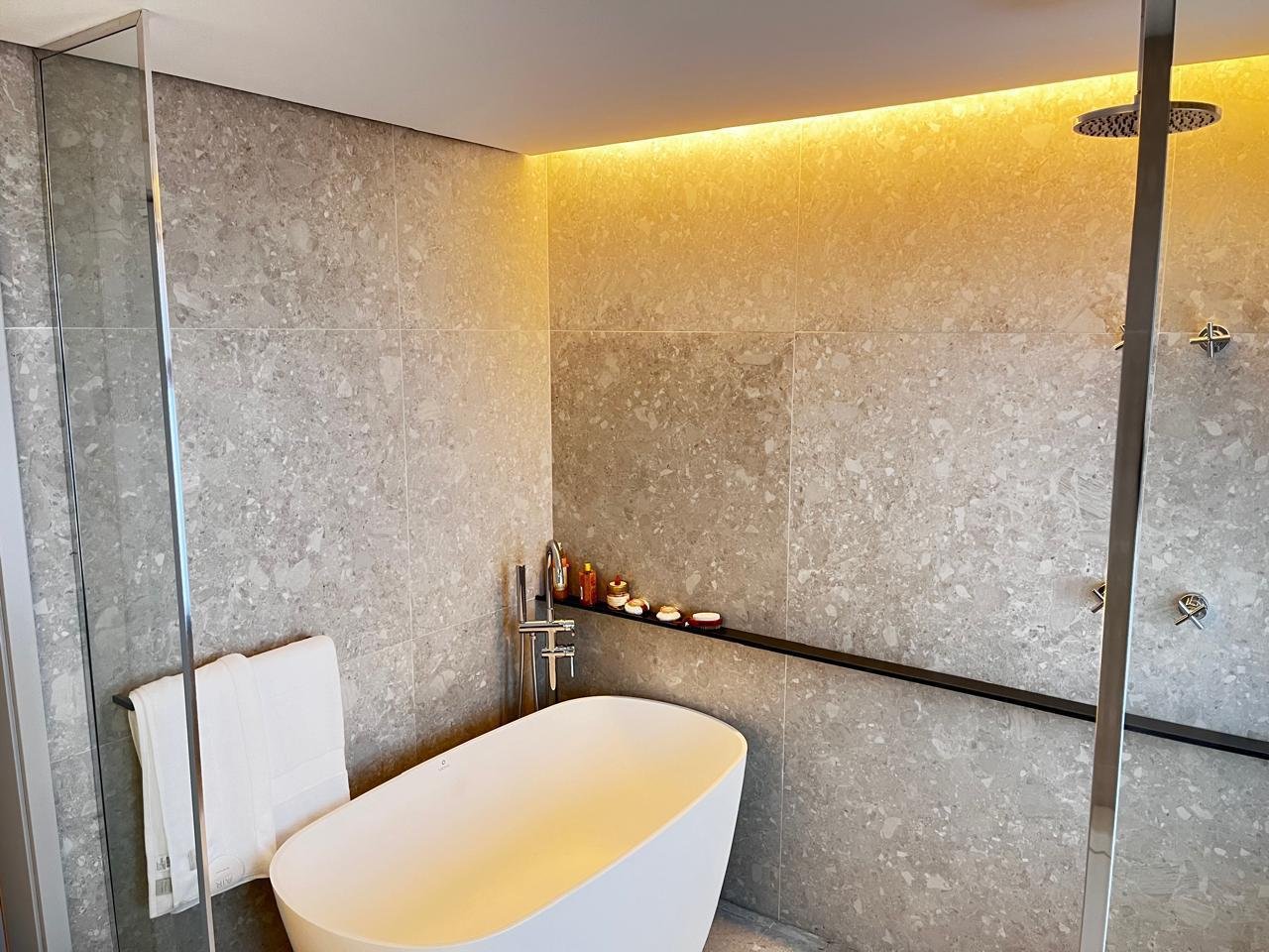 Banheiro em suíte em cobertura no Alto de Pinheiros, São Paulo